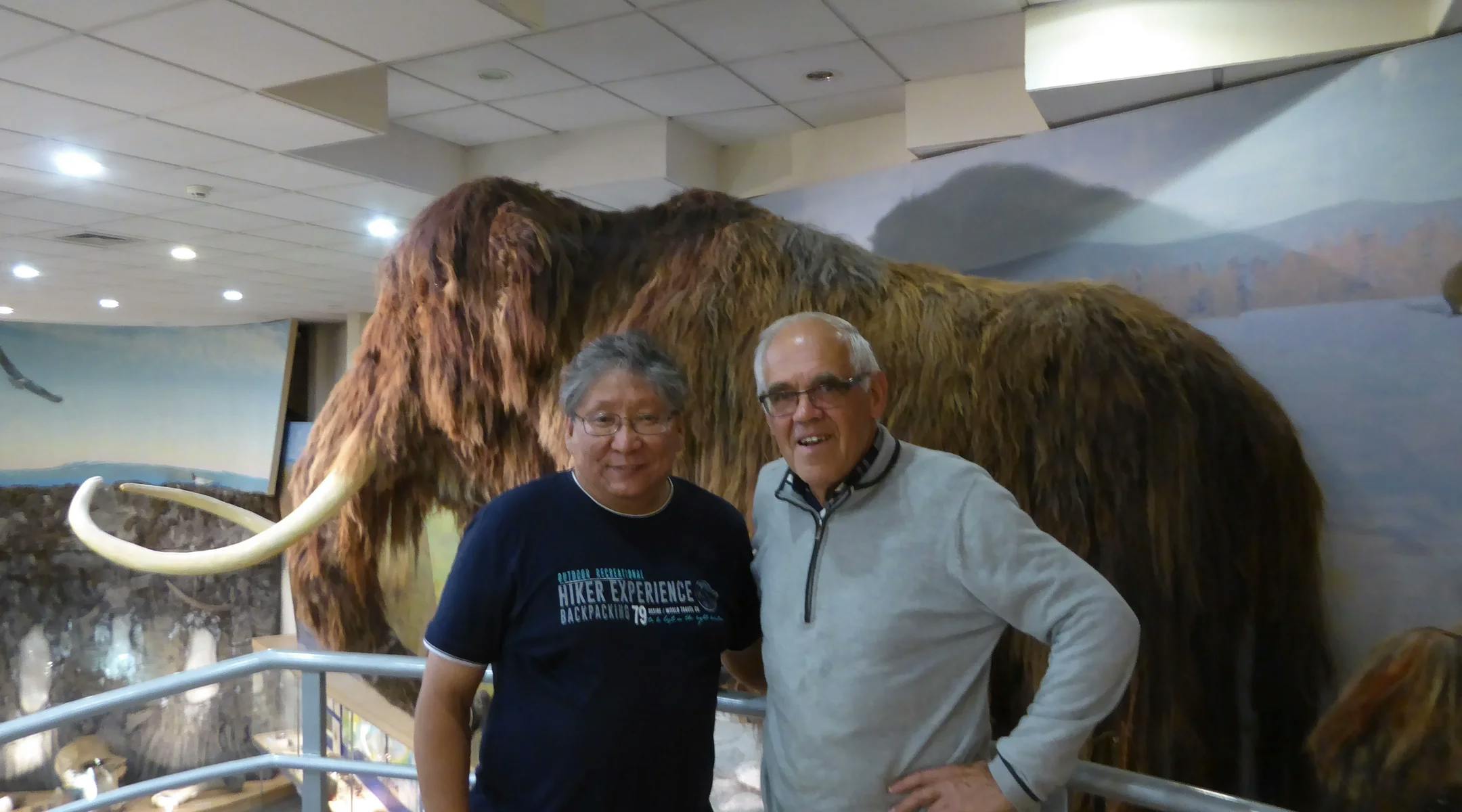 Ole Nashoug og Sergey Fedorov, museumsbestyreren på Mammut museet i Yakutsk (Sibir), står foran en mammutfigur