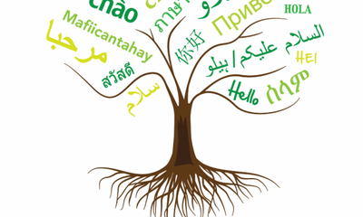 På bildet: Et tre med tekst på flere ulike språk