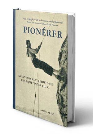 Omslag: "Pionerer : kvinnenes klatrehistorie fra dametinder til K2" av Arne Larsen