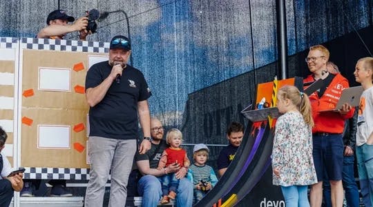 Asgeir Borgemoen, deltakere og arrangører av LEGO-race på finala i 2023