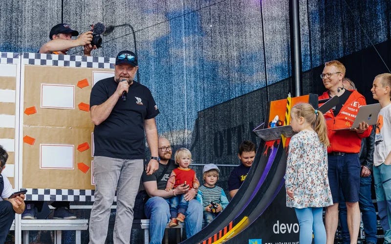 Asgeir Borgemoen, deltakere og arrangører av LEGO-race på finala i 2023